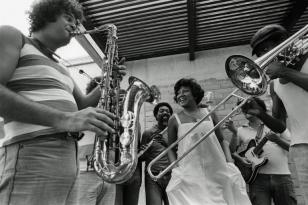 Alcione se apresenta no Rio de Janeiro em 1978. Imagem faz parte do livro "A História da Música Brasileira em 100 Fotografias"