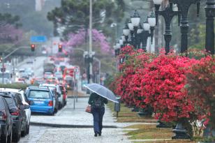 Fevereiro termina com acumulado de chuva 46,9% menor que a média em Curitiba