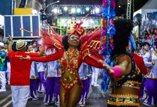 Ônibus terão desvio para montagem do Carnaval de Curitiba