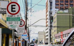 Mais ruas de Curitiba passam a ter estacionamento regulamentado