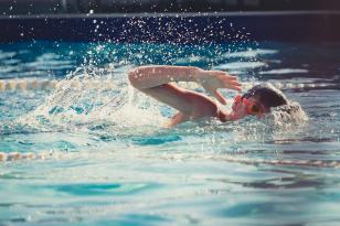 Programa oferece 192 vagas de natação para crianças e adolescentes com deficiência