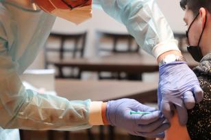Pessoas de 30 a 39 anos já podem receber vacinas contra gripe e covid em Curitiba