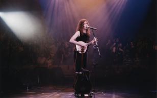 Zélia Duncan em show realizado em 1997 no Sesc Pompeia | Crédito: Acervo Sesc Audiovisual/ Nilton Silva