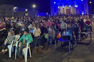 Cinema ao ar livre exibe filmes em Piraquara