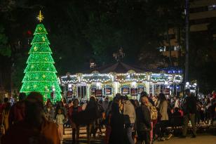 Roda-gigante, projeções e Caminho de Luz a pé no Natal de Curitiba