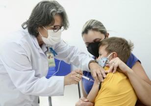 Vacina contra covid-19 fará parte do calendário da criança em 2024