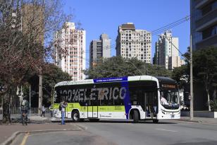 Primeiros ônibus elétricos devem começar a rodar em Curitiba em 2024