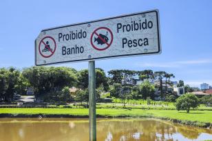 Alerta sobre os riscos de nadar em lagos de parques e bosques de Curitiba