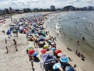 Verão no litoral começa com forte aumento no consumo de água