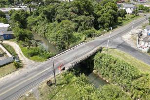 Ponte na Estrada Graciosa, entre Curitiba e Colombo, é interditada por risco de queda
