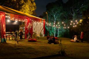 Ave Lola apresenta  Sonho de Uma Noite de Verão, de Shakespeare, em tenda no centro de Curitiba
