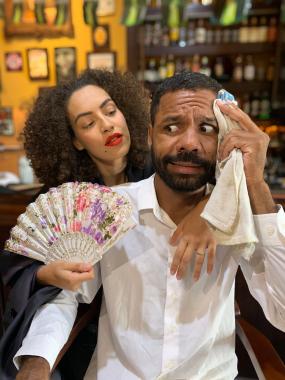 Espetáculo O Caixeiro da Taverna estreia carregado de humor no Festival de Curitiba