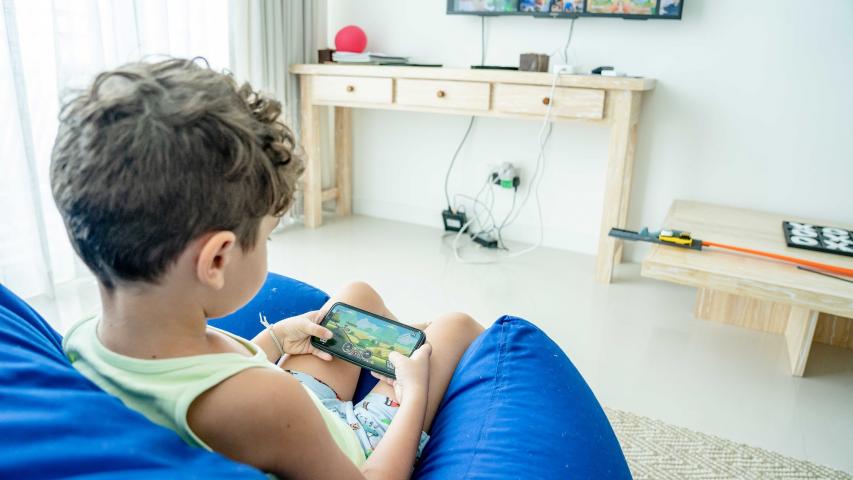 Excesso de telas entre jovens pode causar dores e puberdade precoce