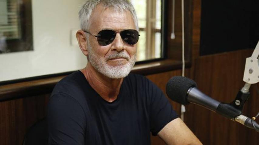 Ritchie celebra 40 anos do hit Menina Veneno em show na capital paranaense
